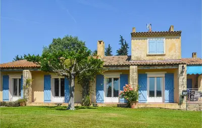 an old house with a tree in the yard at Nice Home In Lançon-Provence in Lançon-Provence