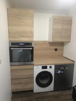 a kitchen with a washing machine and a microwave at Plein centre ville Appartement in Salon-de-Provence