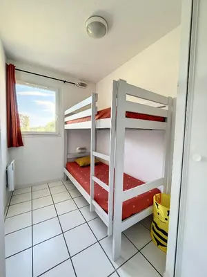 two bunk beds in a room with a window at Casa De Provence in Saint-Saturnin-les-Avignon