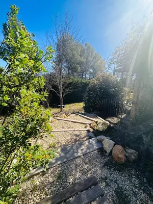 a garden with a bench and trees and the sun at Maisonnette avec terrasse privée au calme absolu - proche LOURMARIN in Cadenet