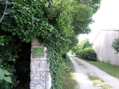 a sign on the side of a ivy covered road at Le Clos Martin in Eyragues