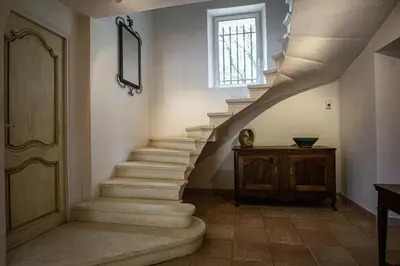 a staircase in a home with a stair case at Propriété d'exception au coeur du Luberon in Robion en Luberon