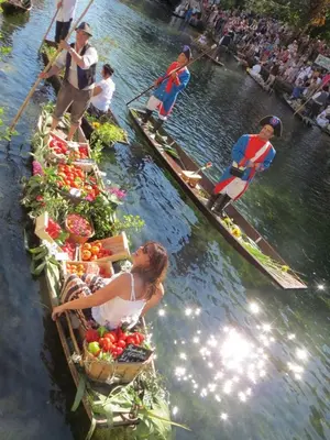 a group of people on paddle boats in the water at A l'ombre de l'Olivier Spacieux Clim Parking Cosy in LʼIsle-sur-la-Sorgue