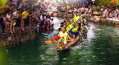 a group of people in a boat in the water at A l'ombre de l'Olivier Spacieux Clim Parking Cosy in LʼIsle-sur-la-Sorgue