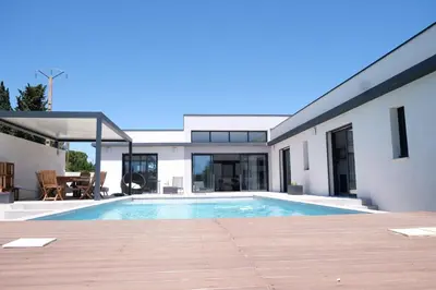 a swimming pool in front of a house at LS6-408 ERNO Villa contemporaine avec piscine privée 8 couchages à Chateauneuf de Gadagne - Proche d’Avignon in Châteauneuf-de-Gadagne