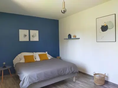 a bedroom with blue walls and a bed with yellow pillows at Lou Mazet provençal à Eygalières - Piscine privée in Eygalières