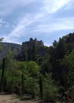 a castle sitting on top of a mountain at maison au coeur de Fontaine de Vaucluse, nichée sur le rocher et surplombant la sorgue in Fontaine-de-Vaucluse