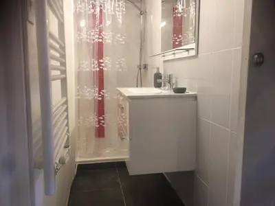 a white bathroom with a sink and a shower at 2 pièces et mezzanine dès 2 nuits in Vedène