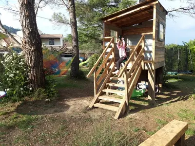 a woman standing on the stairs of a play house at Chambre raisin 2p, pour 2 nuits max, a 6km du festival de piano de la roque d'anthéron à 100m de la piscine in Rognes