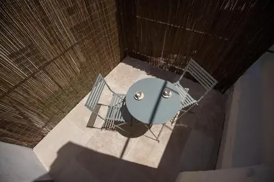 an overhead view of a table and chairs at Au NÈGO CHIN 105m2 en bord de Sorgue in LʼIsle-sur-la-Sorgue