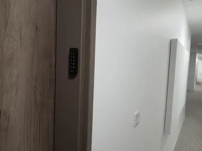 a remote control on the side of a door at Vaste appartement avec terrasse, parking, proche Parc Expo Avignon in Avignon