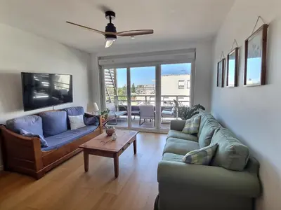 a living room with two couches and a table at Vaste appartement avec terrasse, parking, proche Parc Expo Avignon in Avignon