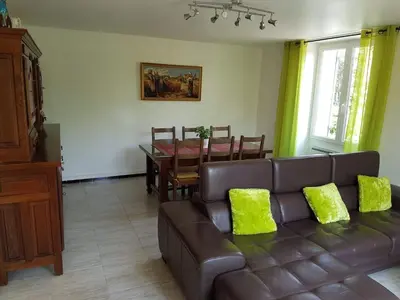 a living room with a brown couch and a table at Rendez-vous avec les cigales - gîte 6 personnes 100m2 - piscine privée - Climatisation in Cheval-Blanc