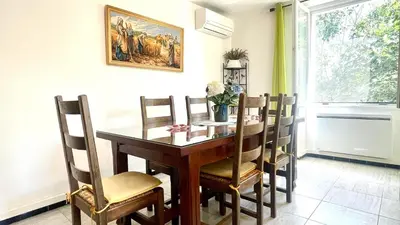 a dining room with a wooden table and chairs at Rendez-vous avec les cigales - gîte 6 personnes 100m2 - piscine privée - Climatisation in Cheval-Blanc