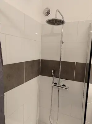 a shower with a shower head in a bathroom at LE SOLEIL DU LUBERON - T2 avec Terrasse, Parking et Clim in LʼIsle-sur-la-Sorgue