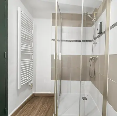 a shower with a glass door in a bathroom at Les Amandiers - L'Isle d'Or in LʼIsle-sur-la-Sorgue