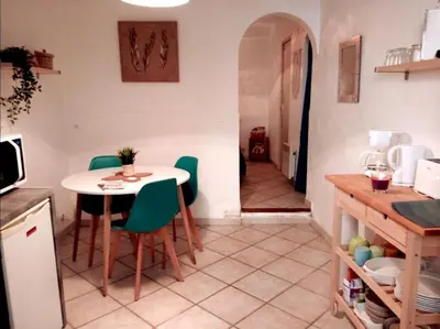 a bedroom with a bed with a blue comforter at Appartement indépendant, Hyper-centre pittoresque in Salon-de-Provence