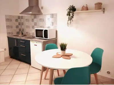 a bathroom with a sink and a mirror at Appartement indépendant, Hyper-centre pittoresque in Salon-de-Provence