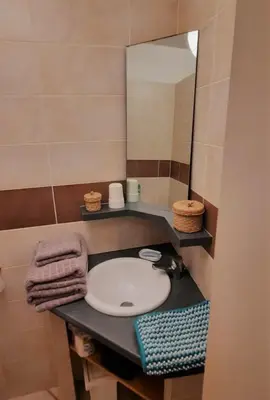 a bathroom with a blue shower curtain and a sink at Appartement indépendant, Hyper-centre pittoresque in Salon-de-Provence