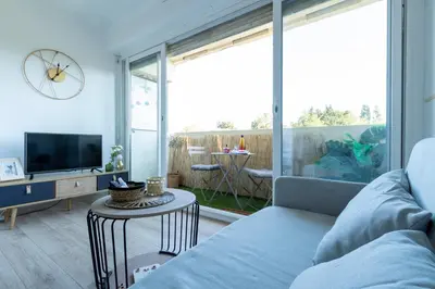 a living room with a couch and a television at Studio cosy à proximité du centre ville in Aix-en-Provence