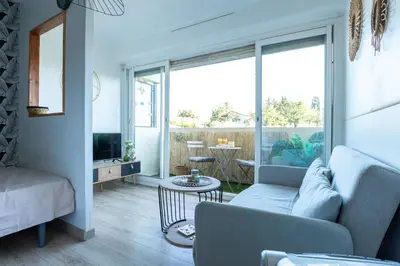 a living room with a couch and a tv at Studio cosy à proximité du centre ville in Aix-en-Provence