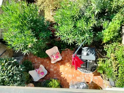 an overhead view of a garden with a table and chairs at A l'Ombre de la Dame in Cucuron