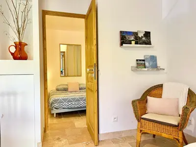 a hallway with a chair and a mirror at Lou Maestoso - Cosy, Campagne, CLIM, 2 personnes in Lançon-Provence