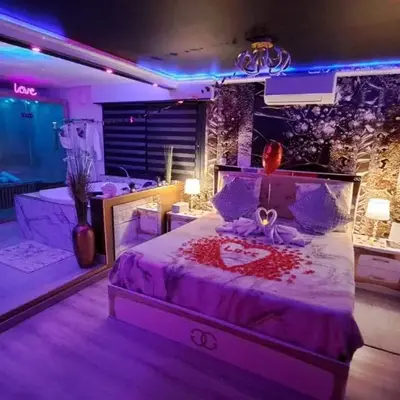 L'Aurore Love Room de prestige jacuzzi sauna piscine chauffée cuisine