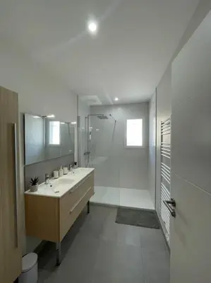 a white bathroom with a sink and a shower at Magnifique villa avec piscine extérieure in Alleins