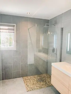 a bathroom with a shower and a sink at Jolie maison de 110 m 2, pour 6 personnes, au calme, avec piscine in Les Cordiers