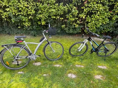 two bikes parked next to each other in the grass at Les Hauts d'Eyragues gîte Aigue Marine Meublé classé 4 étoiles in Eyragues