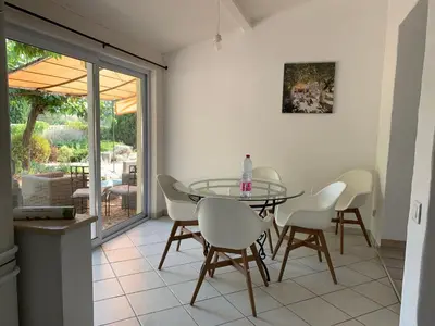 a dining room with a glass table and white chairs at Villa avec Piscine et Vues Imprenables in Villars