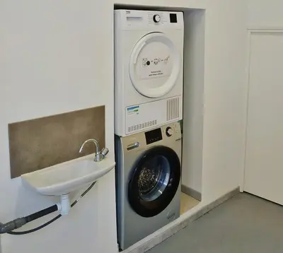 a washing machine and a sink in a bathroom at Joli studio au calme, centre historique de Pertuis in Pertuis