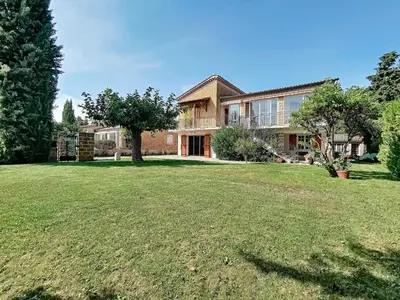 a large yard in front of a house at Gites Partage des Eaux L'isle sur la Sorgue in LʼIsle-sur-la-Sorgue