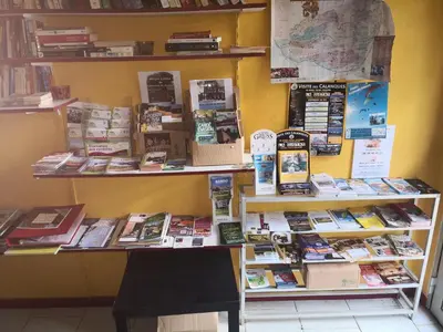 a display of books on shelves in a book store at Mes deux Gîtes de l'Ocre in Villars