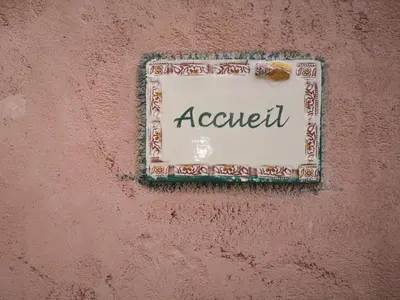 a sign on a wall with the word adventurer at Mes deux Gîtes de l'Ocre in Villars