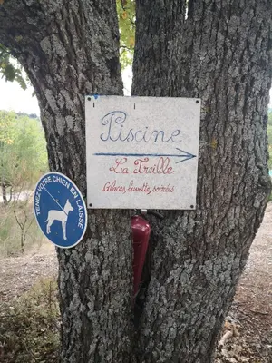 a sign on a tree with a sign on it at Mes deux Gîtes de l'Ocre in Villars