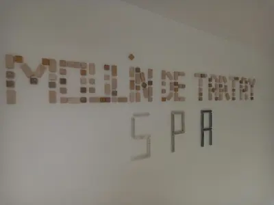 a sign with the word art on a wall at Gîte de Fanny du Moulin de Tartay en Avignon in Avignon