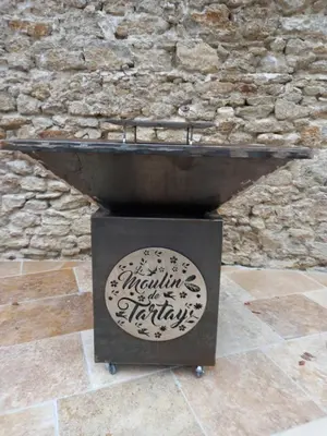 a stone wall with a stone sink in front of a stone wall at Gîte de Fanny du Moulin de Tartay en Avignon in Avignon