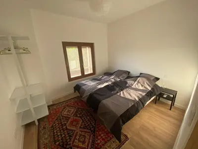 a bedroom with a bed and a window at Maison, Centre-ville, 6 lits, terrasse & parking in Apt