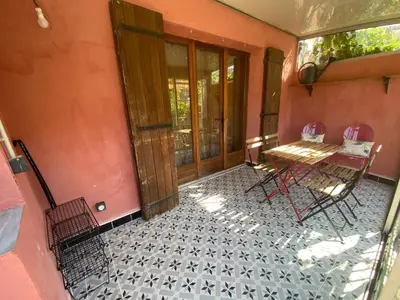 a patio with a table and chairs on a house at Maison, Centre-ville, 6 lits, terrasse & parking in Apt