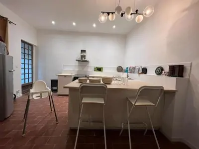 a kitchen with a table and chairs and a counter at Maison, Centre-ville, 6 lits, terrasse & parking in Apt
