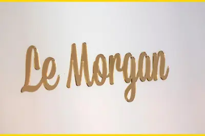 a sign that says be momorian on a white wall at Le Morgan - Magnifique appartement cours principal plein centre avec parking in Salon-de-Provence