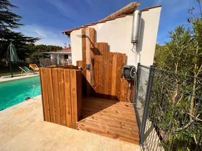 a wooden entrance to a house with a fence at Anse Coco Luberon - Au calme, gite en Provence avec piscine partagée et parking in Pertuis