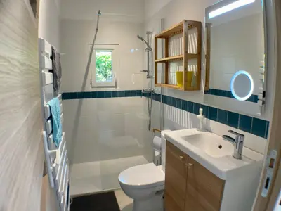 a bathroom with a toilet and a sink and a shower at Anse Coco Luberon - Au calme, gite en Provence avec piscine partagée et parking in Pertuis