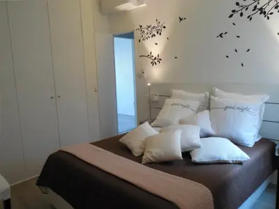 a room with a table with a lamp and a kitchen at COSY PLACE Aix-en-Provence, centre historique, WIFI Fibre Optique gratuit in Aix-en-Provence