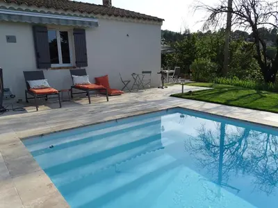 a swimming pool in front of a house at Chambre indépendante in Apt