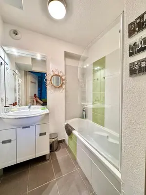 a bathroom with a tub and a sink and a bath tub at Maison de vacances au calme 4 personnes residence avec piscine in Aubignan