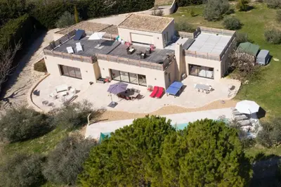 an aerial view of a house with a pool at Sérénité en Provence, Climatisée in La Roque-sur-Pernes