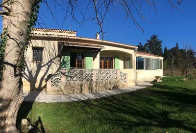 a house with a fence in front of a yard at La maison des Sources in Salon-de-Provence